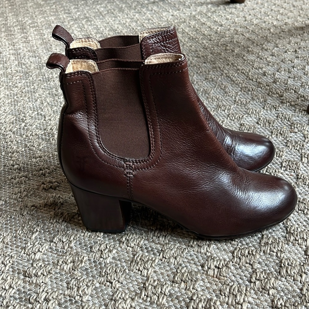 FRYE Stella Short Chelsea Boot, Dark Brown - Size 7